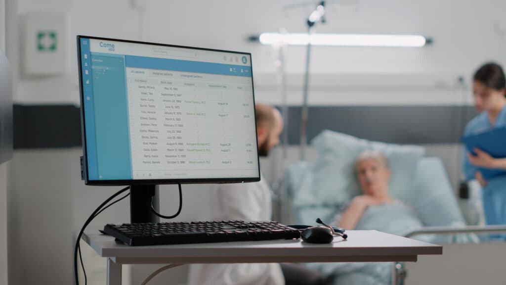 Développement sur mesure vs logiciel standard pour clinique