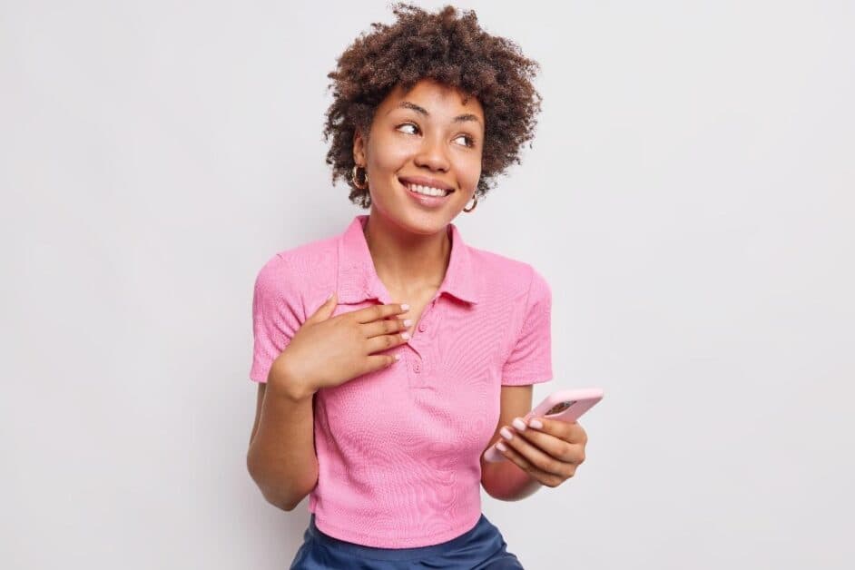 Une femme contente d'une application gratuite