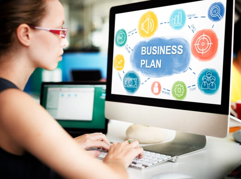 Consultant réseau utilisant un logiciel gestion franchise sur le terrain.