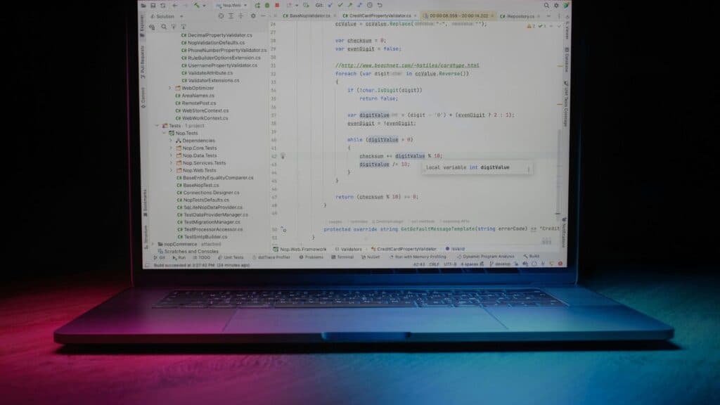 Environnement de développement logiciel complexe affiché sur un écran de PC portable
