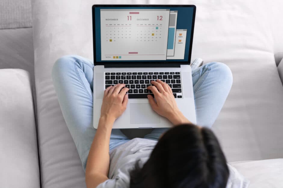 Salariée posant ses jours de congés payés depuis un ordinateur portable à domicile