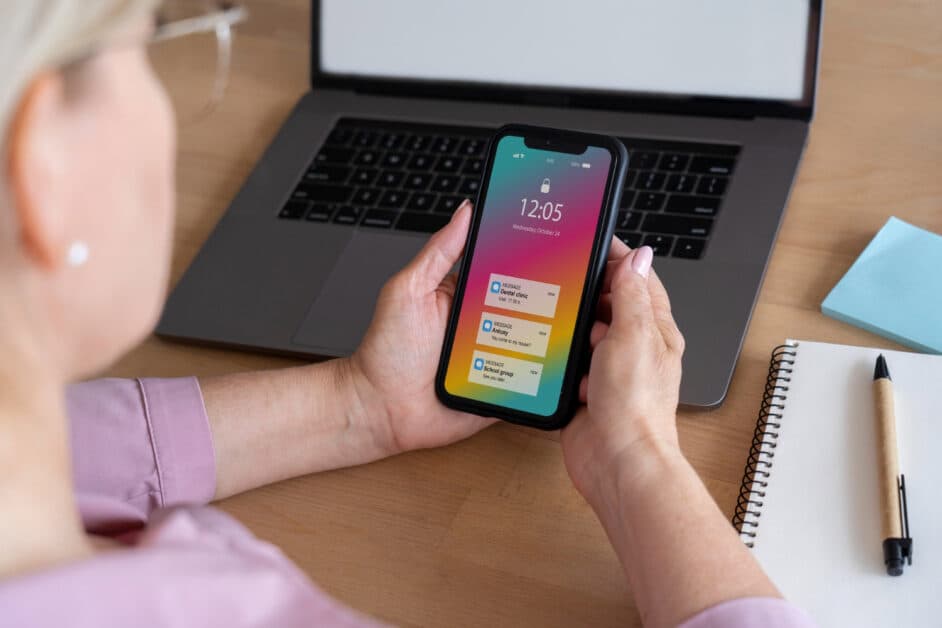 Optimisation de l'affichage des notifications pour garantir une lisibilité maximale en situation de mobilité