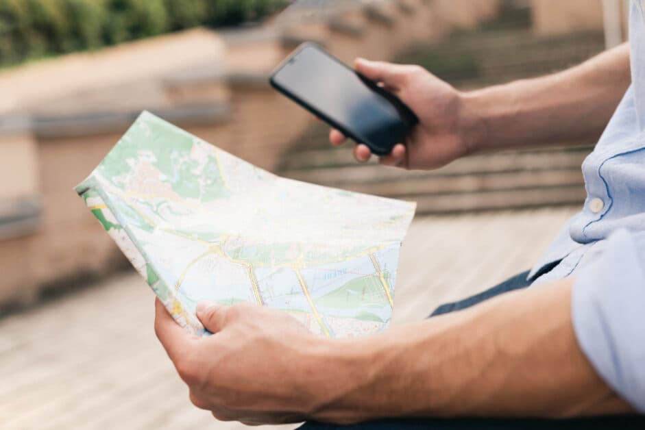 Consultation de cartographie numérique sur tablette en zone blanche forestière isolée