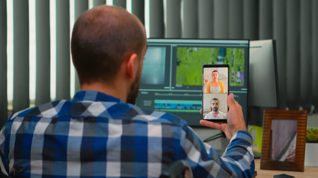 Inspectrice technique utilisant une interface logicielle mobile sur un site industriel extérieur