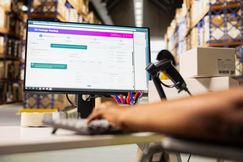 Dashboard de suivi de colis en temps réel dans un entrepôt logistique