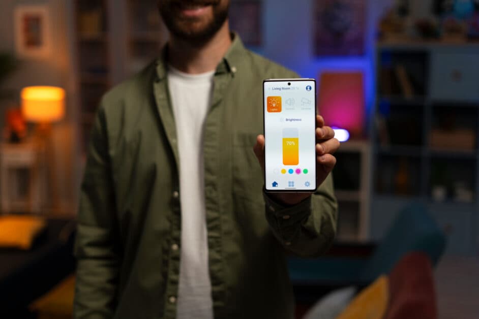 Interface d'une application mobile luxe affichant une collection de prêt-à-porter haut de gamme